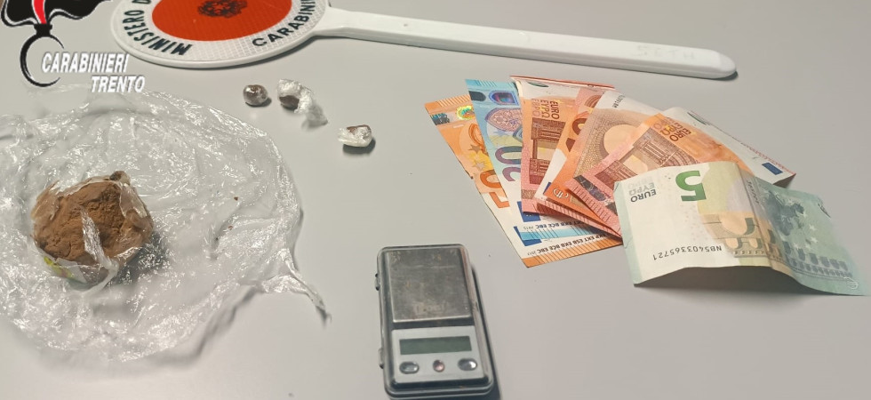 Beccato dai carabinieri con 30 grammi di hashish e un bilancino di precisione