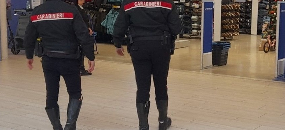 Entra in un negozio sportivo e cerca di uscire con due paia di scarpe senza pagarle: 20enne bloccato e denunciato