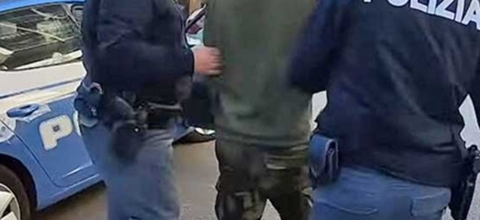 Aggredisce il personale della Croce rossa, cerca di rubare la pistola a un agente e poi di mordere un'infermiera