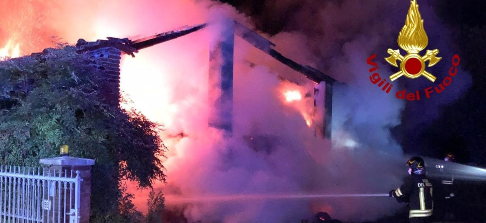 Terribile incendio in un fienile, bruciano oltre 100 rotoballe: in fiamme 400 quintali di foraggio, tanta paura nella notte