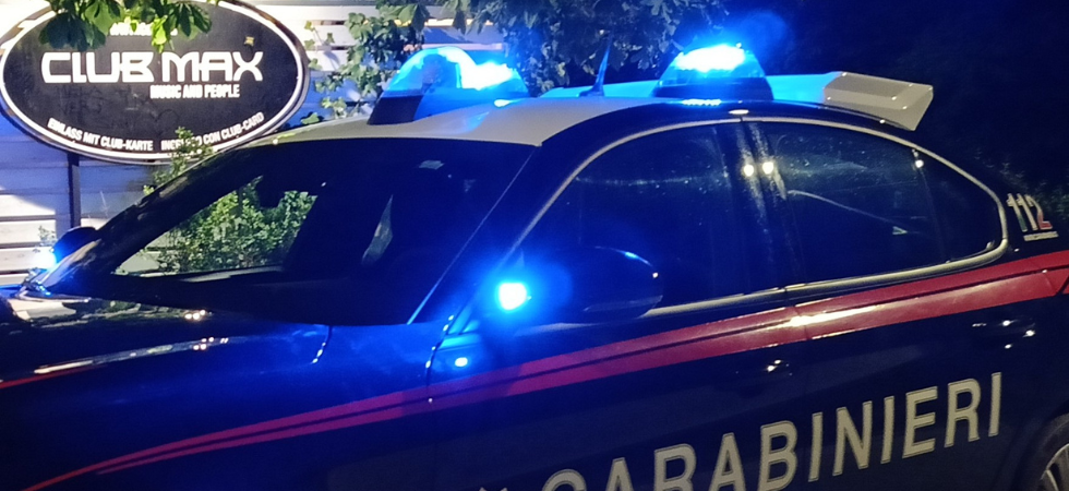 Violenta rapina nella notte: strappa una catenina dal collo di un ragazzo e lo colpisce con un pugno, poi si dà alla fuga