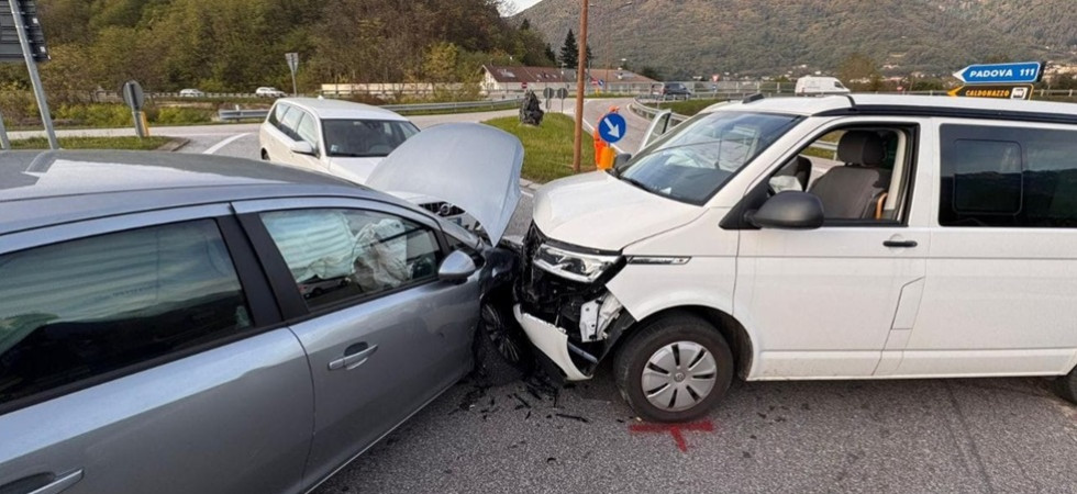 Tre auto si scontrano al bivio: una donna di 58 anni trasportata in ospedale