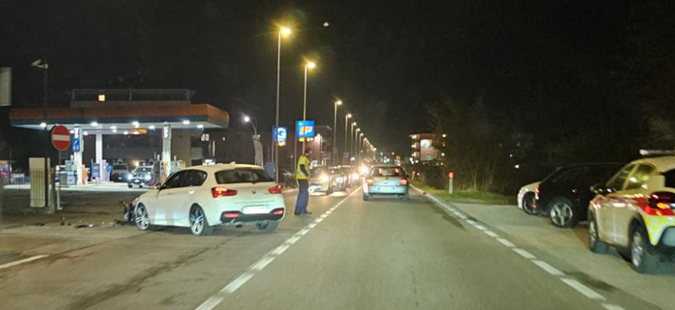 Scontro tra un'auto e una moto: 34enne ferito