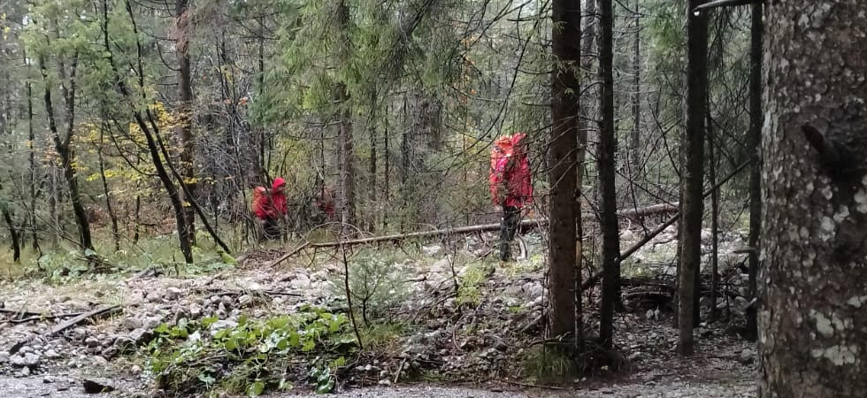 Foto archivio Si sente male mentre caccia, affida lo zaino a due escursionisti e chiede aiuto ma al loro arrivo gli amici lo trovano morto