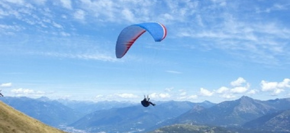 Perde il controllo del parapendio in fase di decollo e precipita per diversi metri