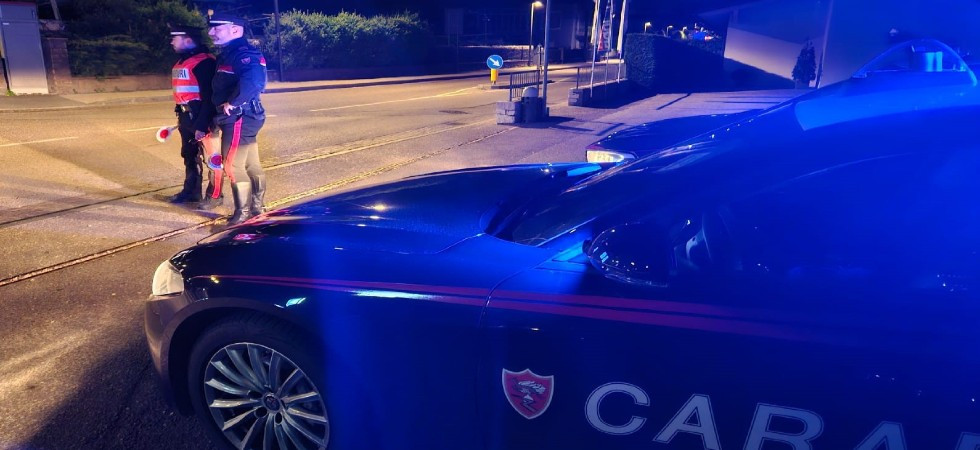 Con il tasso alcolico tre volte superiore al limite si schianta in auto contro il guardrail