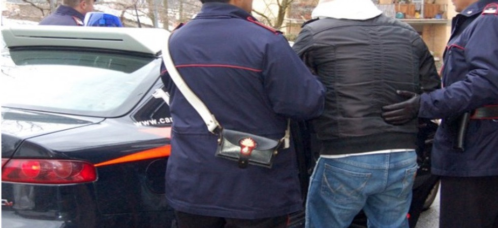 Spaccia cocaina lungo la strada, le segnalazioni dei residenti fanno arrestare un 40enne