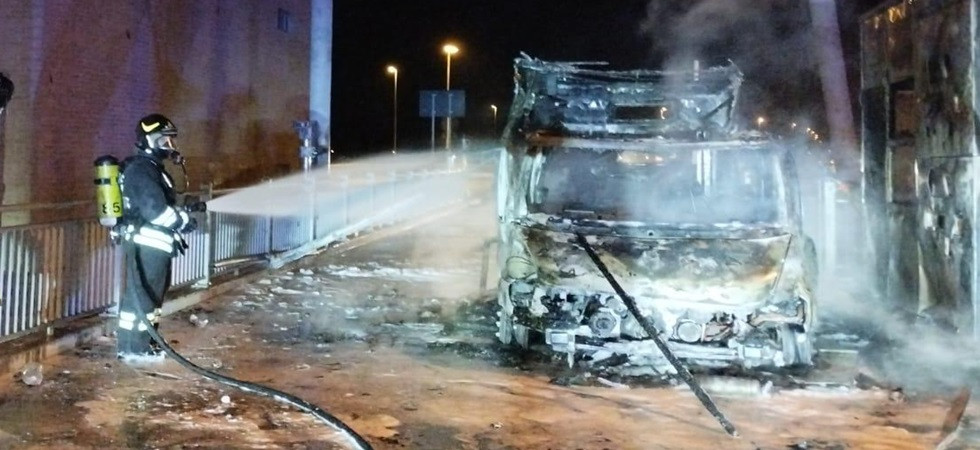 Le fiamme avvolgono il camper e scoppia una bombola Gpl, attimi di terrore per una famiglia