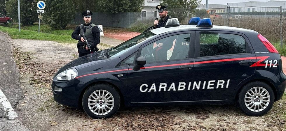 Ruba a casa di un'anziana e tenta di scappare investendo un carabiniere, 38enne arrestato