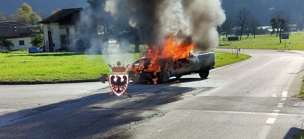 Vede del fumo uscire dal vano motore, accosta il pick-up e si allontana appena in tempo