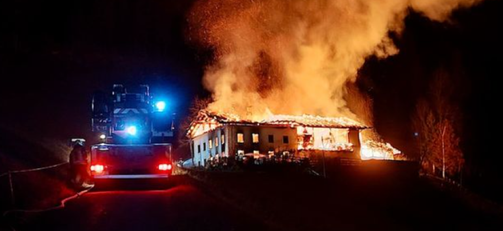 Maso distrutto dalle fiamme, si teme per la vita della proprietaria Helga Gitzl
