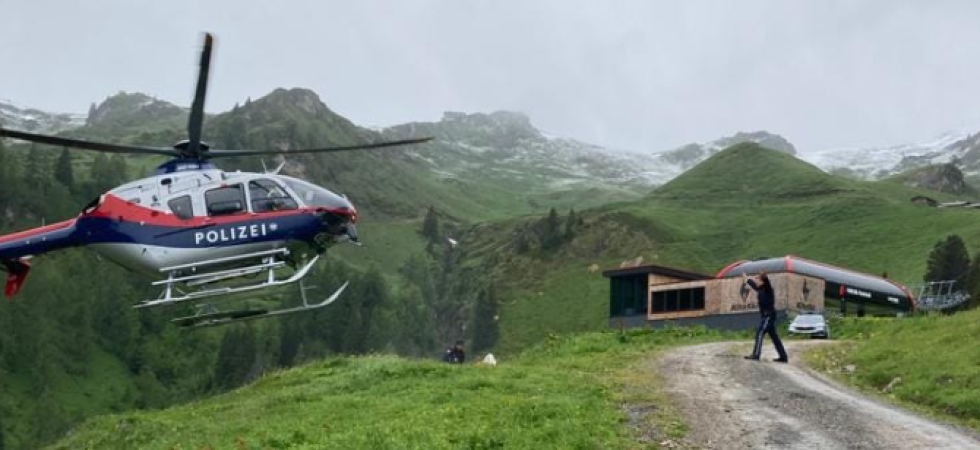 Foto d'archivio Il bastoncino da trekking si rompe all'improvviso e lui perde l'equilibrio e precipita: un 59enne elitrasportato in ospedale