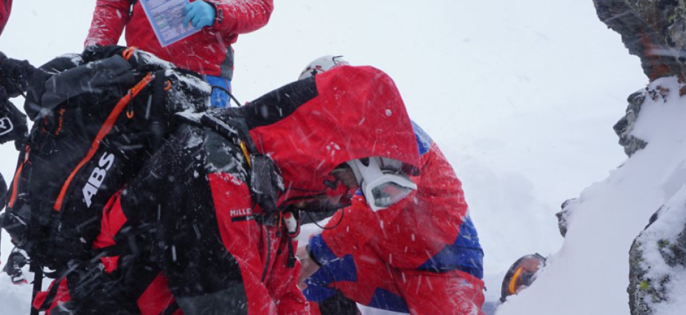 Si attardano a raggiungere la vetta e decidono di rientrare ma uno dei due scivola in un nevaio