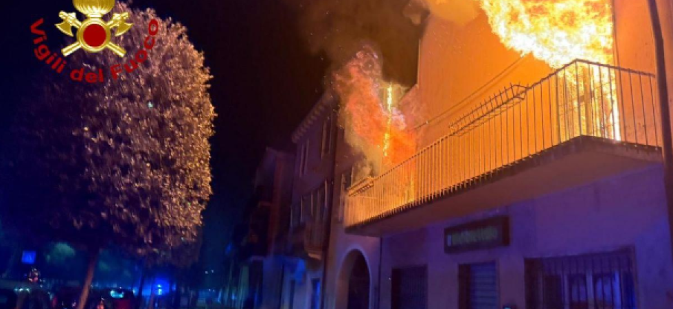 Tremendo incendio nella notte, le fiamme devastano un edificio a due piani: vigili del fuoco in azione