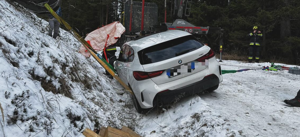La strada è ghiacciata e la Bmw scivola finendo 'in bilico' sul bordo della strada: soccorsi in azione