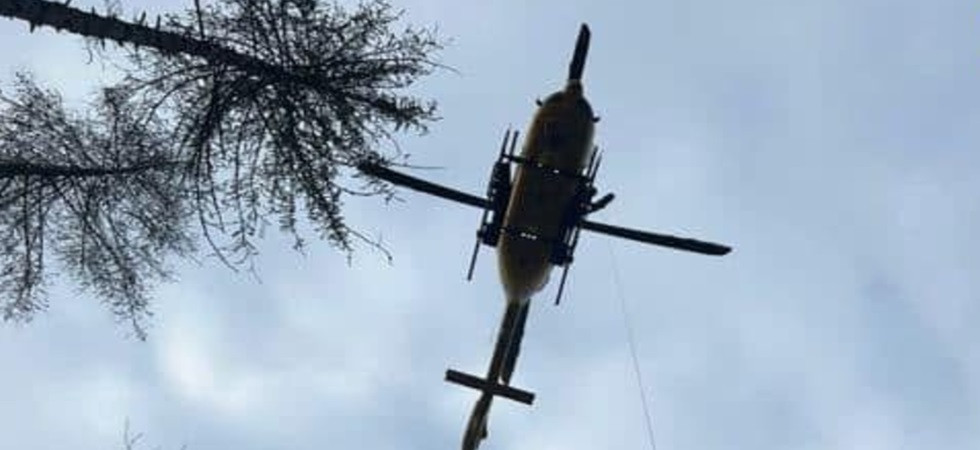 Incidente nel bosco, 30enne scivola e precipita per diversi metri: trasportato in elicottero all'ospedale