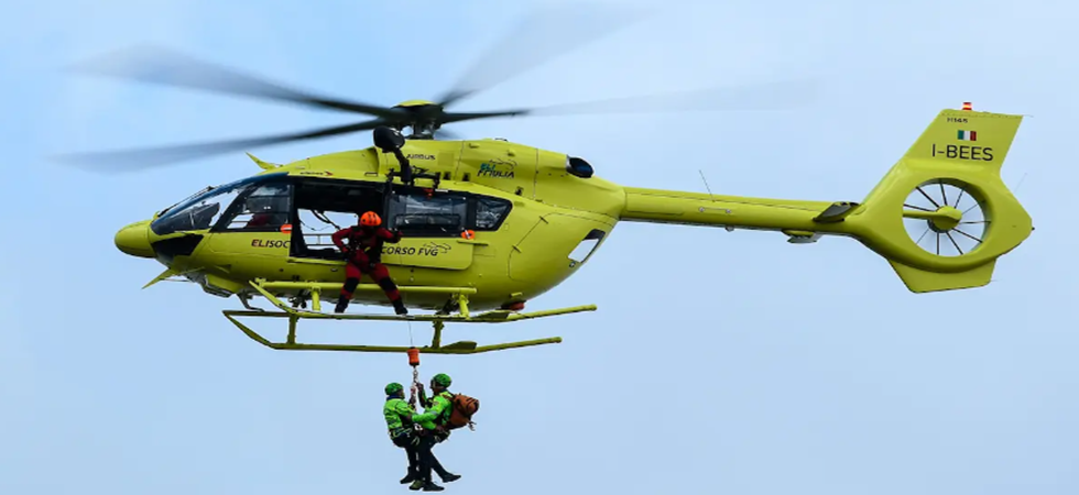 Scivola e cade tra le rocce sotto gli occhi delle figlie: soccorso un 43enne recuperato con l'elicottero