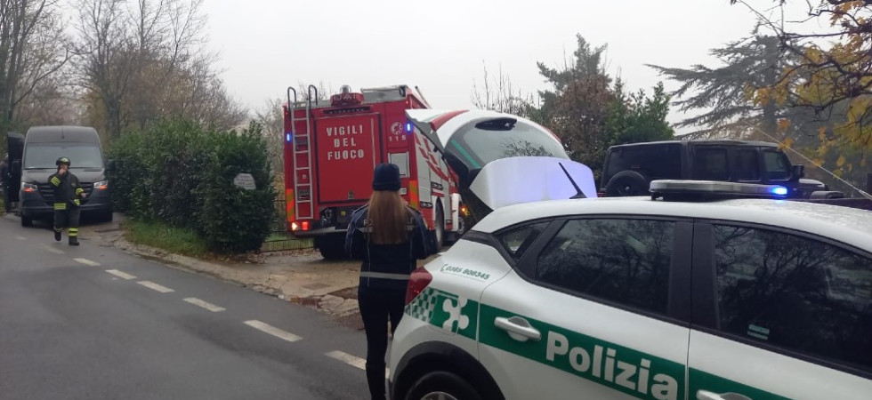 Attimi di paura, dimentica di tirare il freno a mano e il furgone finisce prima contro un cancello e poi in un dirupo