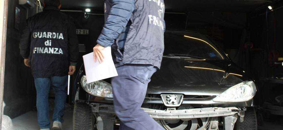 Blitz della finanza in un'abitazione: scoperta una carrozzeria completamente abusiva in garage, sequestrate le attrezzature