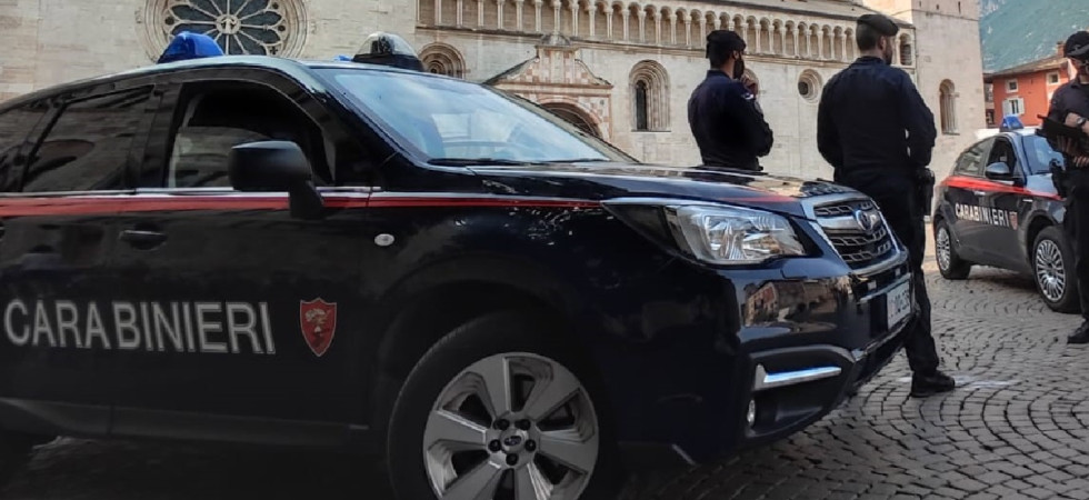 Ruba in un negozio del centro e spintona violentemente due commesse: 34enne arrestata e portata in carcere