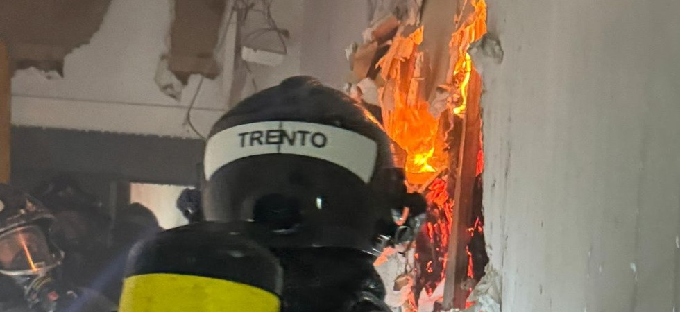 Fiamme e fumo, momenti di paura in un'abitazione: danni ingenti, 4 persone sono state evacuate