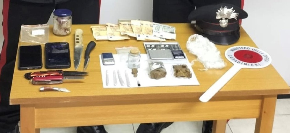 Spaccio e detenzione di droga, denunciati due ventenni: rinvenuti in casa un etto e mezzo di hashish