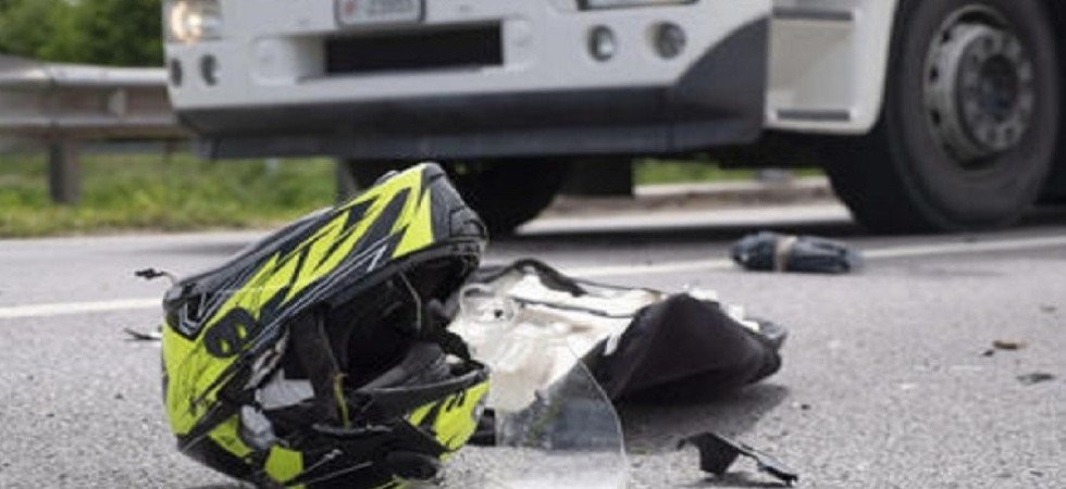 Schianto in moto, due giovani finiscono scaraventati sull'asfalto: sul posto i soccorsi sanitari e i vigili del fuoco