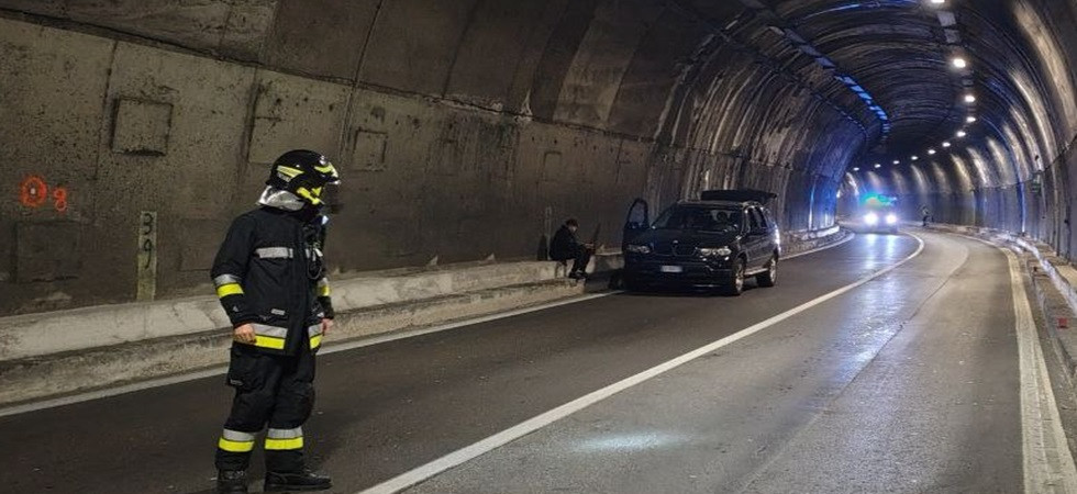 L'auto si blocca in galleria in prossimità di una curva, apprensione per una famiglia