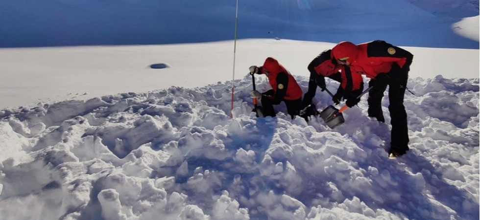 Valanga si stacca dalla montagna, due scialpinisti trascinati per 300 metri