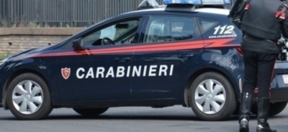 Si introduce in un capanno privato e ruba capi d'abbigliamento e oggetti vari