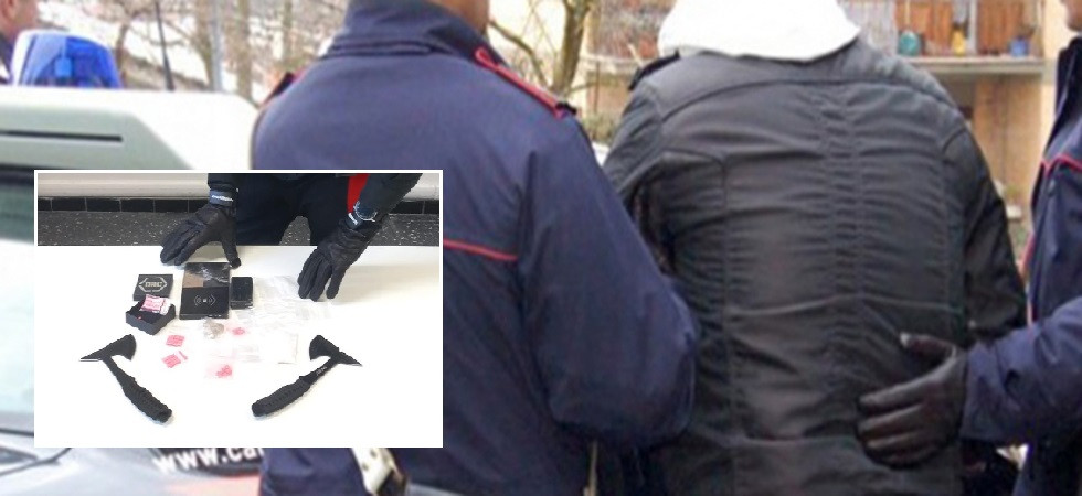 Gira con droga e due asce da lancio nello zaino, 31enne arrestato dai carabinieri