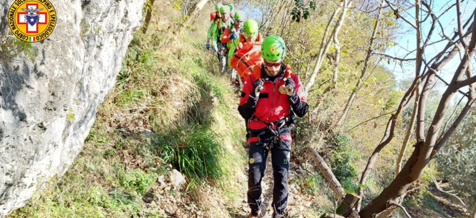 Grave incidente per un freeclimber: 54enne vola in parete, rimbalza su una cengia e sbatte la testa