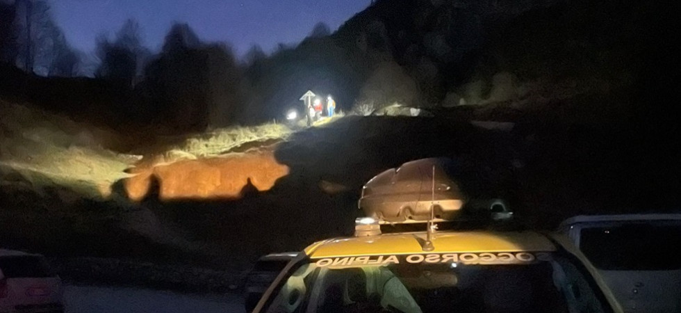 Sbaglia il sentiero, perde l'orientamento e si perde nel bosco: una donna di 64 anni salvata dal Soccorso Alpino