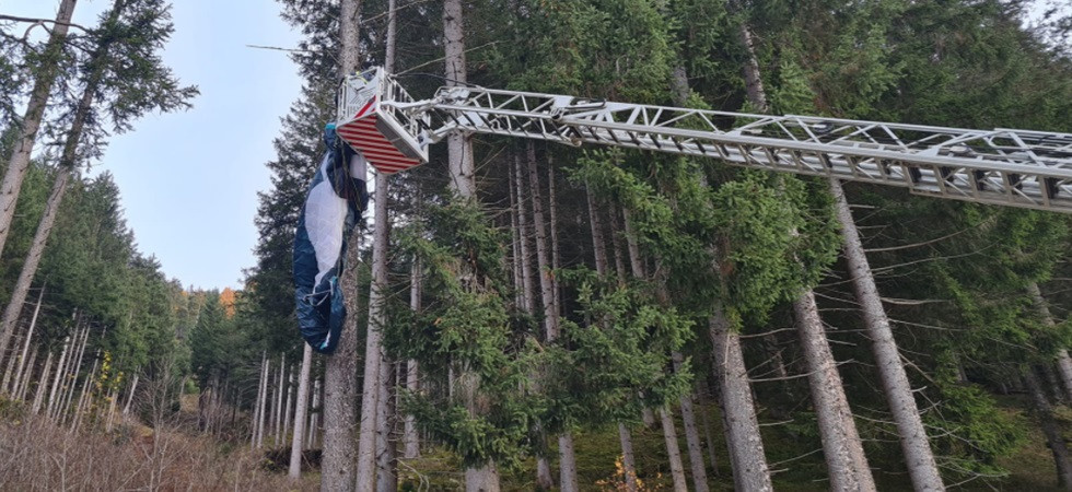 Precipita con il parapendio e finisce contro un albero, momenti di paura per un uomo: l'intervento dei vigili del fuoco