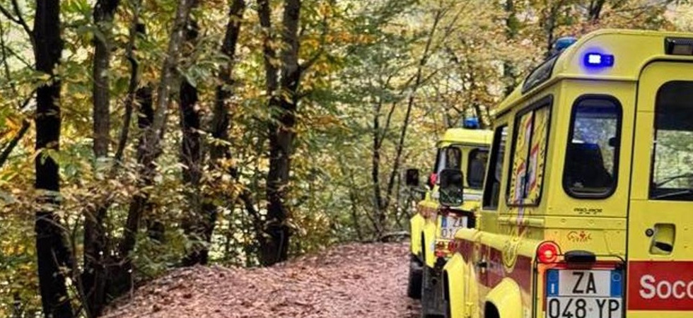 Scivola e rimane bloccato un'intera notte fra gli alberi, la famiglia aveva lanciato l'allarme per la scomparsa