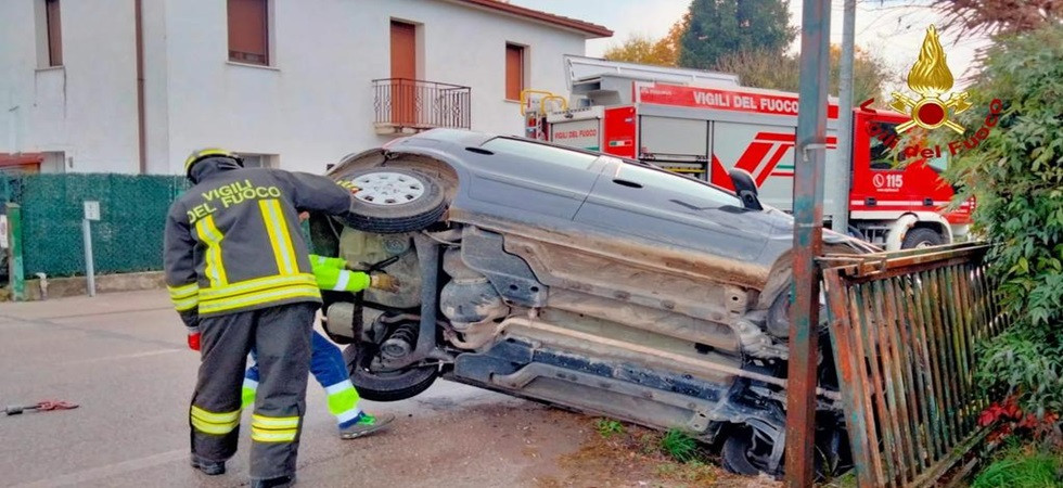Viene tamponata e l'auto si ribalta fermandosi su un fianco, una donna bloccata nel mezzo: in azione i soccorsi