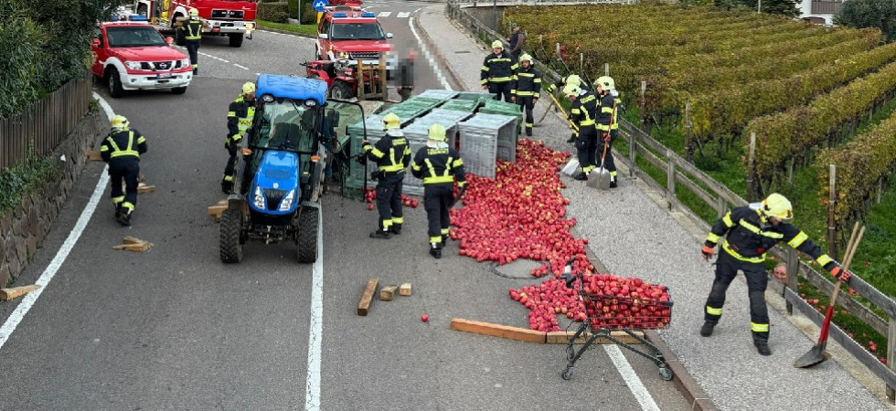 Un rimorchio pieno di mele si è ribaltato, strada bloccata: in azione i vigili del fuoco