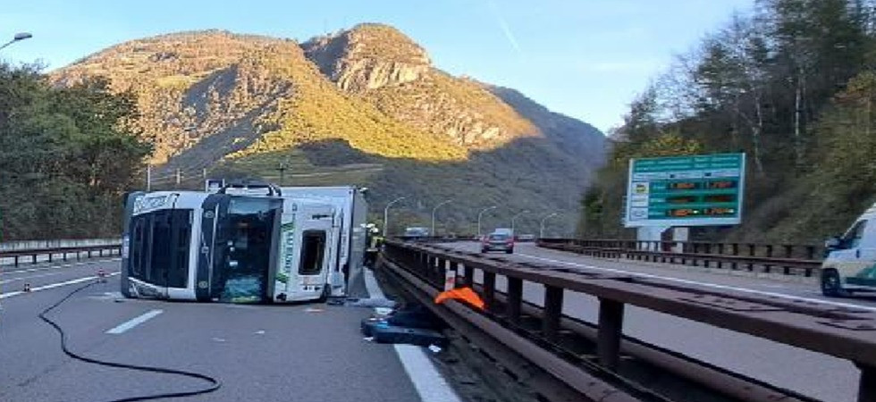 Incidente in A22, perde il controllo del mezzo pesante che si ribalta e il carico di carne finisce sulla strada