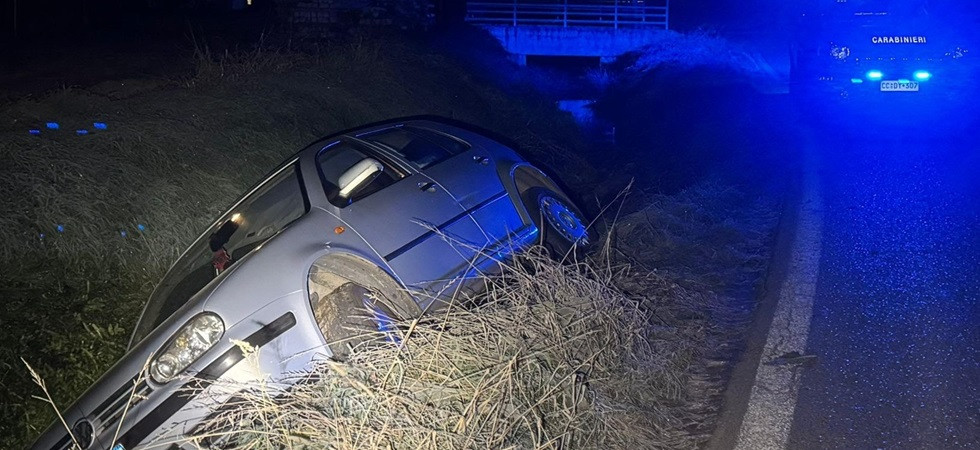 Non si fermano all'alt dei carabinieri, si schiantano con l'auto e poi scappano