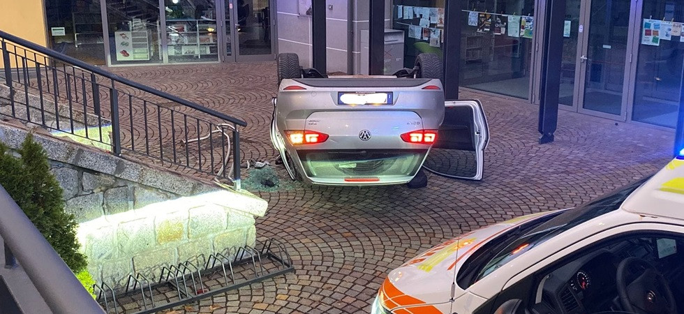 Macchina vola dalla scalinata e si ribalta dopo lo schianto con un altro mezzo: 19enne trasportato in ospedale