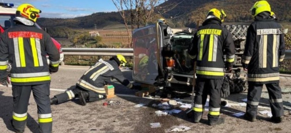 Perde il controllo del trattore che si ribalta, in azione i soccorritori e i vigili del fuoco