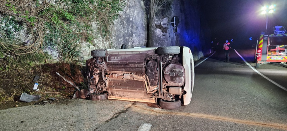 Perde il controllo dell'auto, si schianta contro la parete e si rovescia