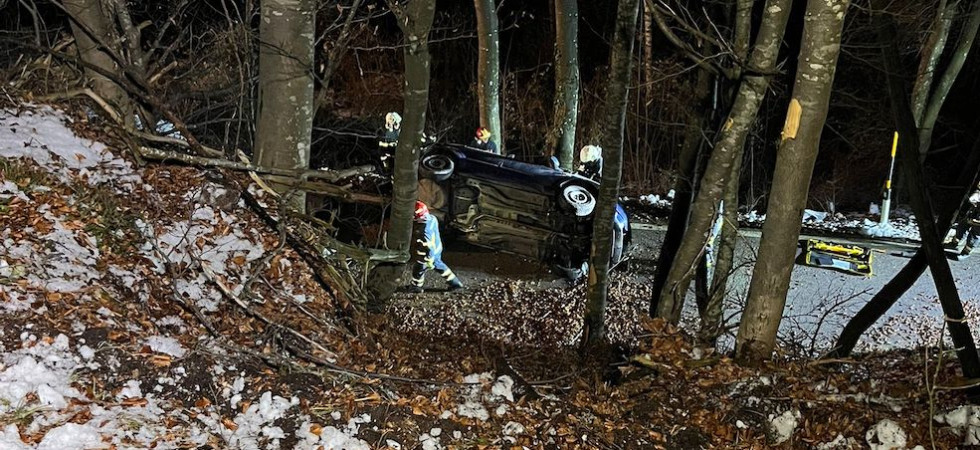 Spaventoso incidente, sbanda al tornante e ruzzola nella scarpata fino alla strada sottostante