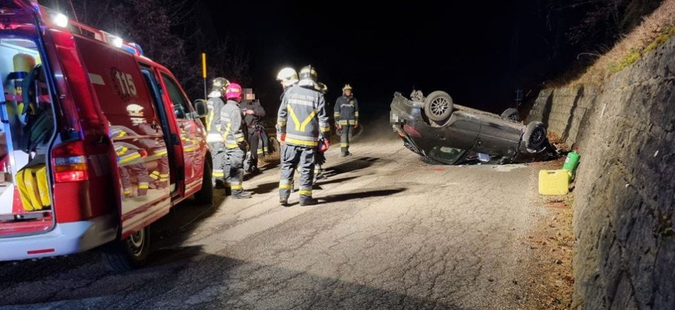 Perde il controllo dell'auto e la corsa finisce ruote all'aria, 20enne soccorso e trasportato all'ospedale