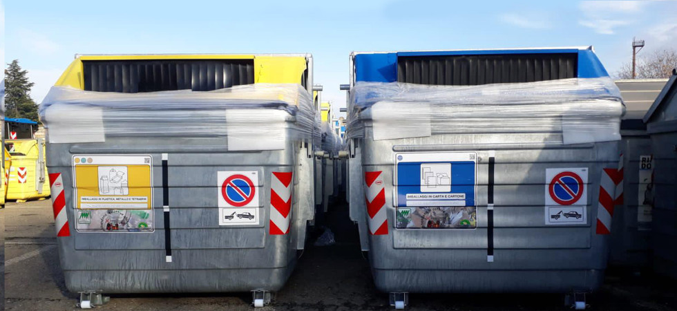 Per ripararsi dal freddo dorme in un cassonetto ma rischia di venire triturato