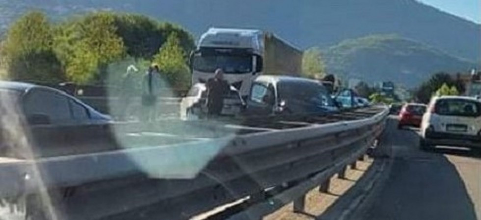 Foto d'archivio Incidente in Tangenziale tra una macchina e un autoarticolato all'uscita della galleria