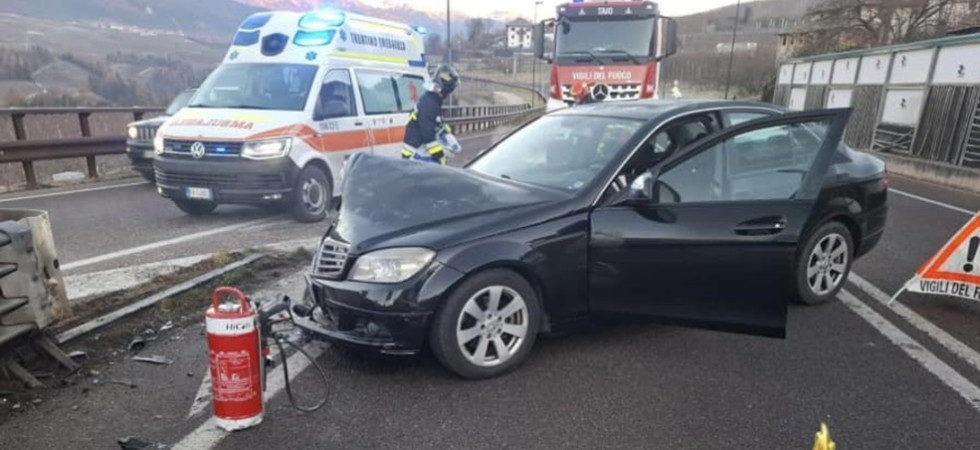 Perde il controllo dell'auto e centra lo spartitraffico, veicolo distrutto in mezzo alla strada