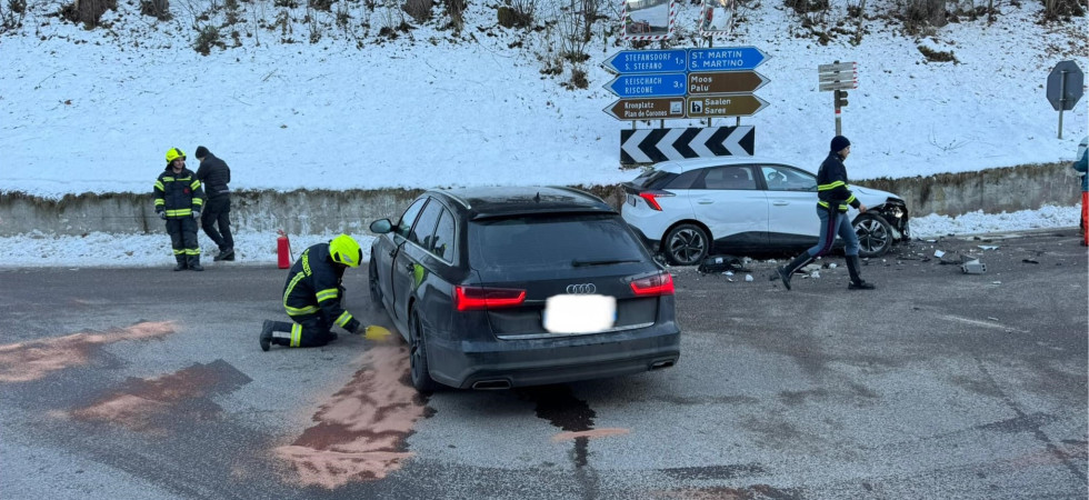 Scontro tra due auto all'incrocio: in azione sul posto i vigili del fuoco