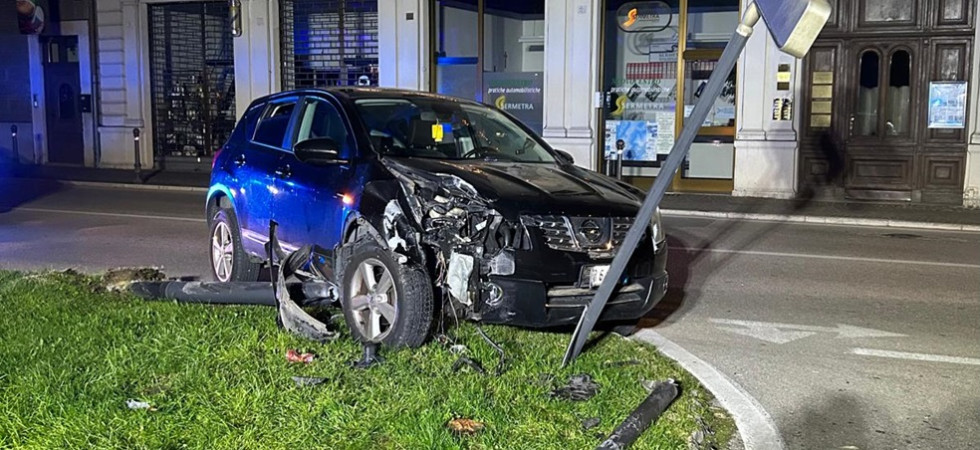Perde il controllo dell'auto in cento, la corsa finisce contro la segnaletica che viene divelta