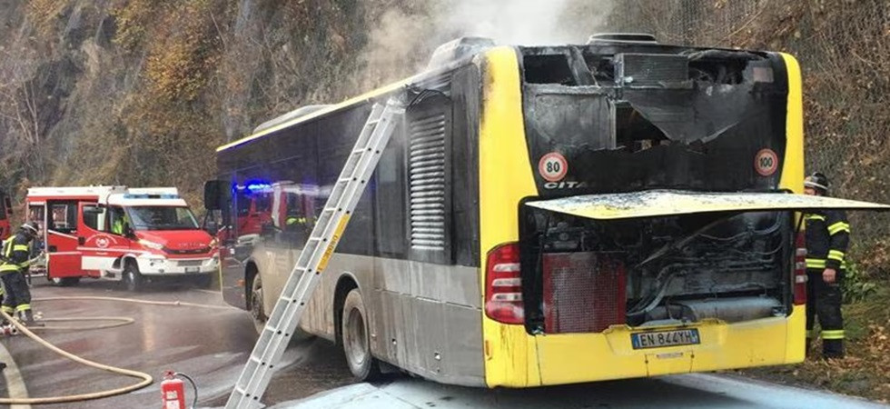 Autobus in fiamme, momenti di paura per i passeggeri: in azione i vigili del fuoco